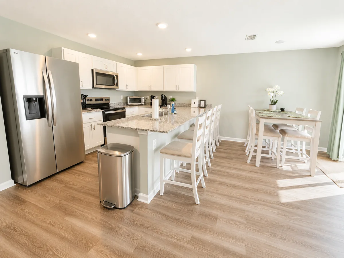 Kitchen and dining area with a breakfast bar